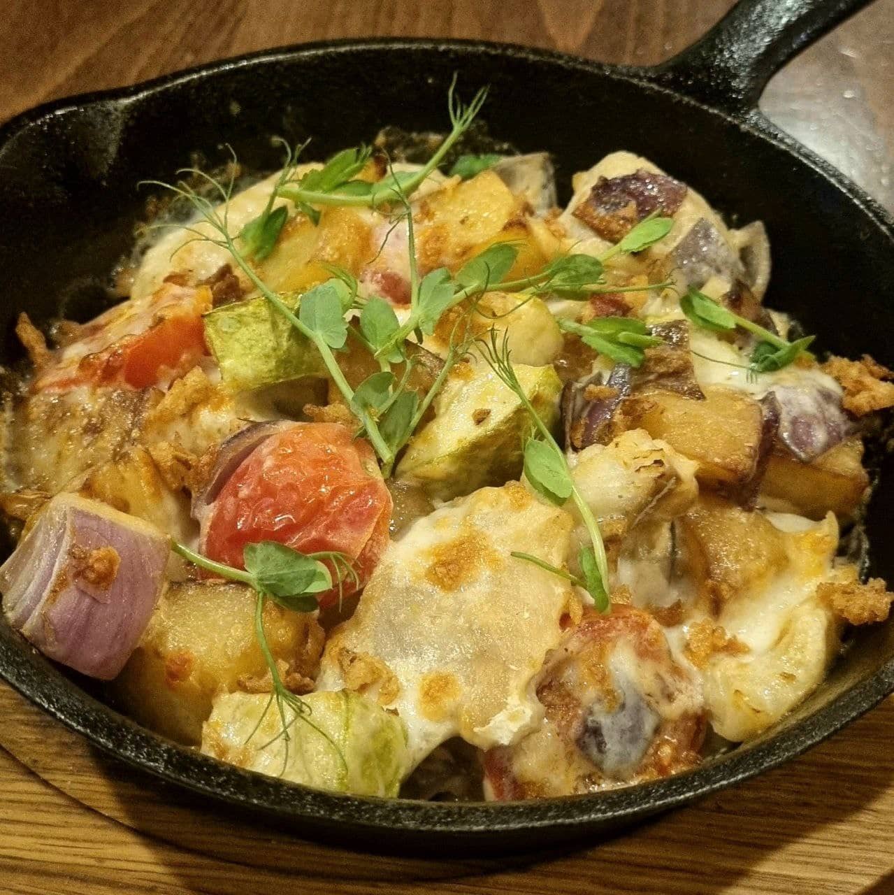 Тарелка мясных деликатесов