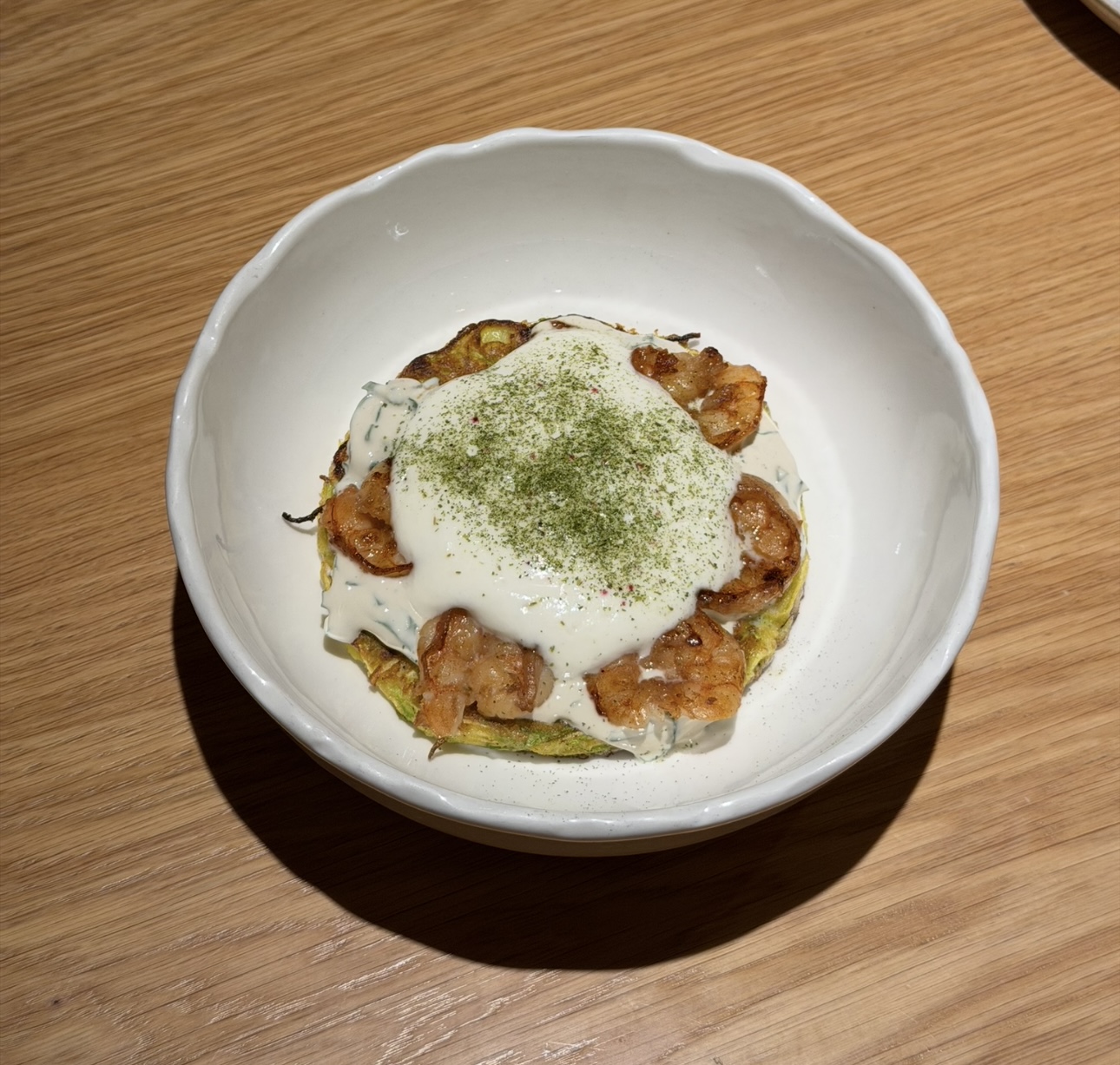 Тигровые креветки с оладьями из цукини и муссом из пармезана