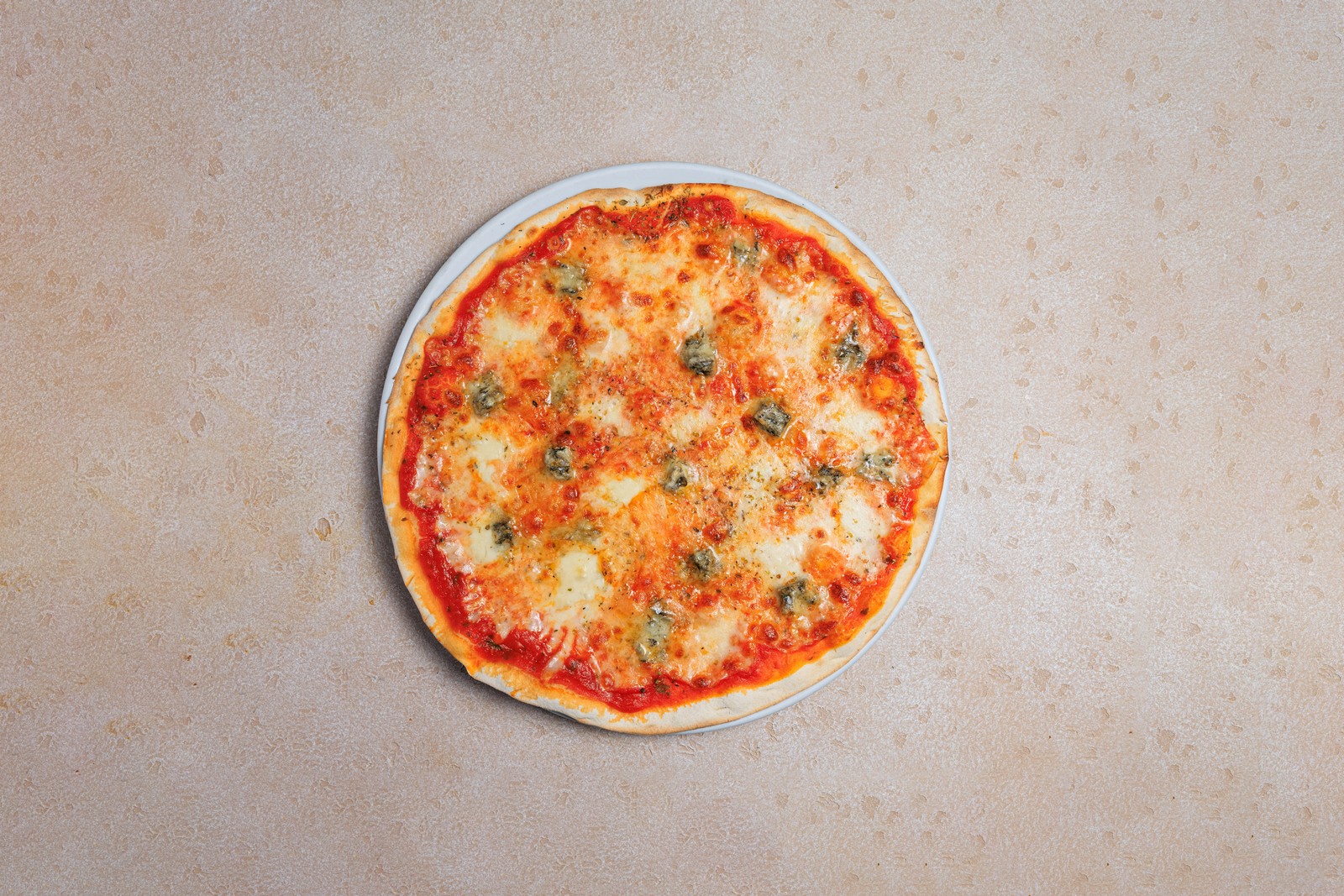 Пицца четыре сыра с томатным соусом