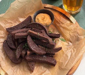 Гренки с чесночным соусом