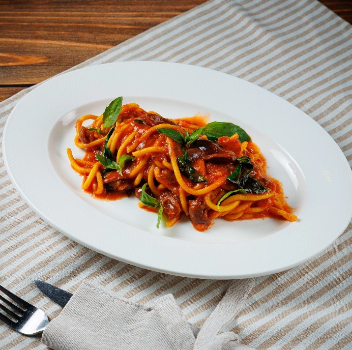 Спагетти Путтанеска с анчоусами, каперсами и оливками Таджаске