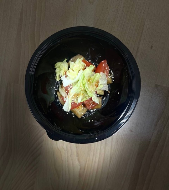 Теплый салат с хрустящим баклажаном