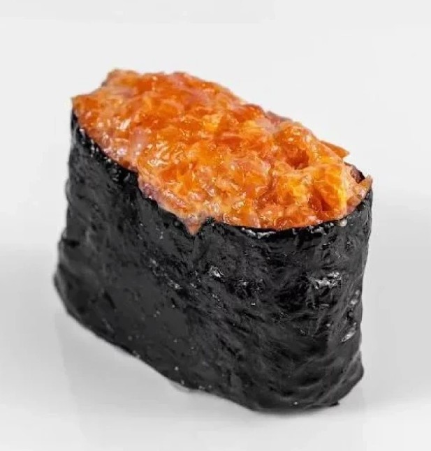 Гункан с лососем