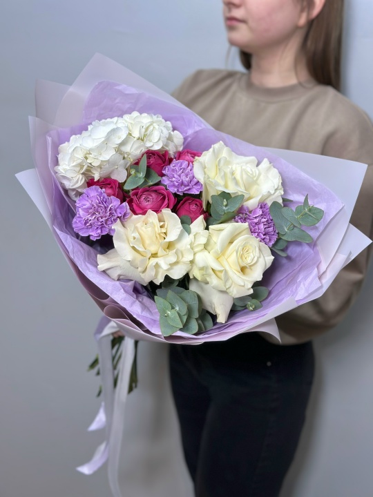 Букет с гортензией и белыми французскими розами