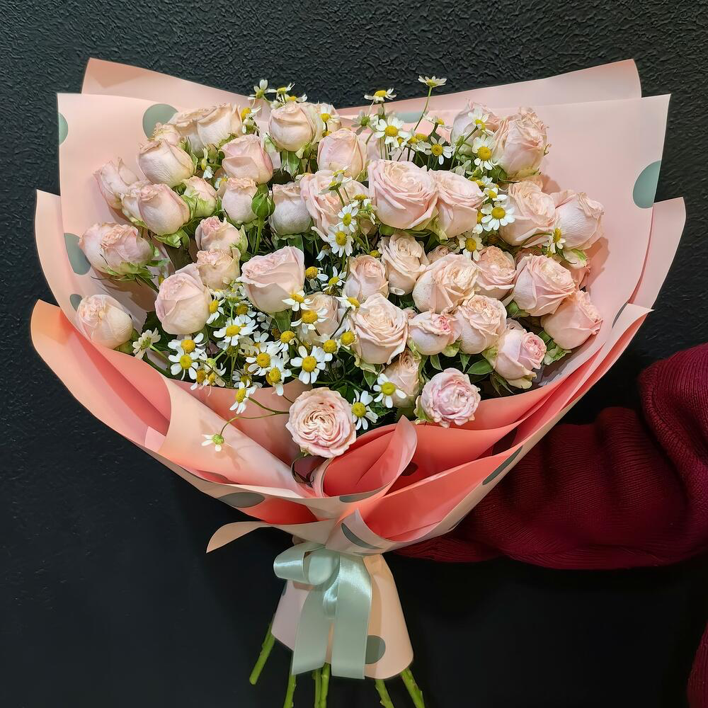 Нежный букет из кустовых пионовидных роз с ромашками (матрикарией) (код 405)