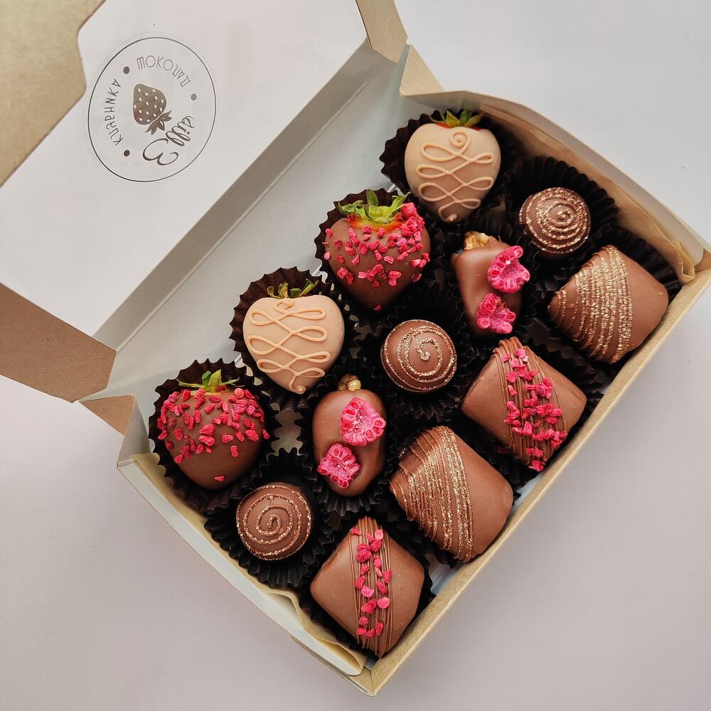 Клубника в шоколаде + трюфели+ финики+бананы