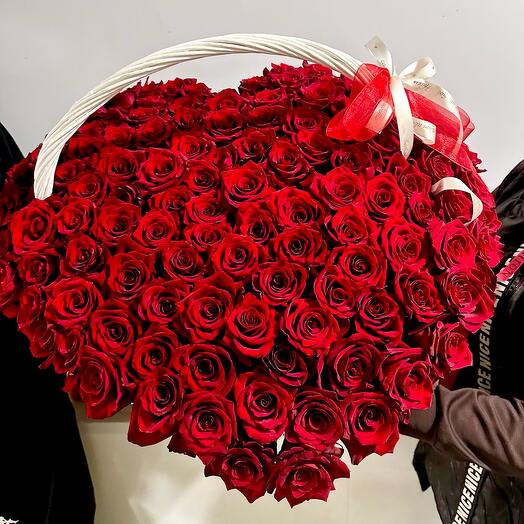 Восхитительная композиция из прем.эквадорских роз