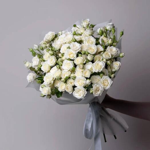 Букет из белых кустовых роз