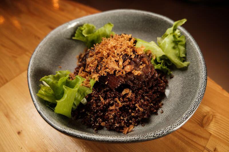 Говяжьи щеки с киноа/картоф. пюре