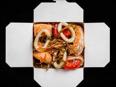 Вок с морепродуктами и лапшой соба