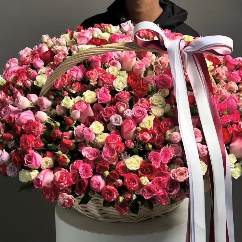 Кустовые розы в корзине большой букет