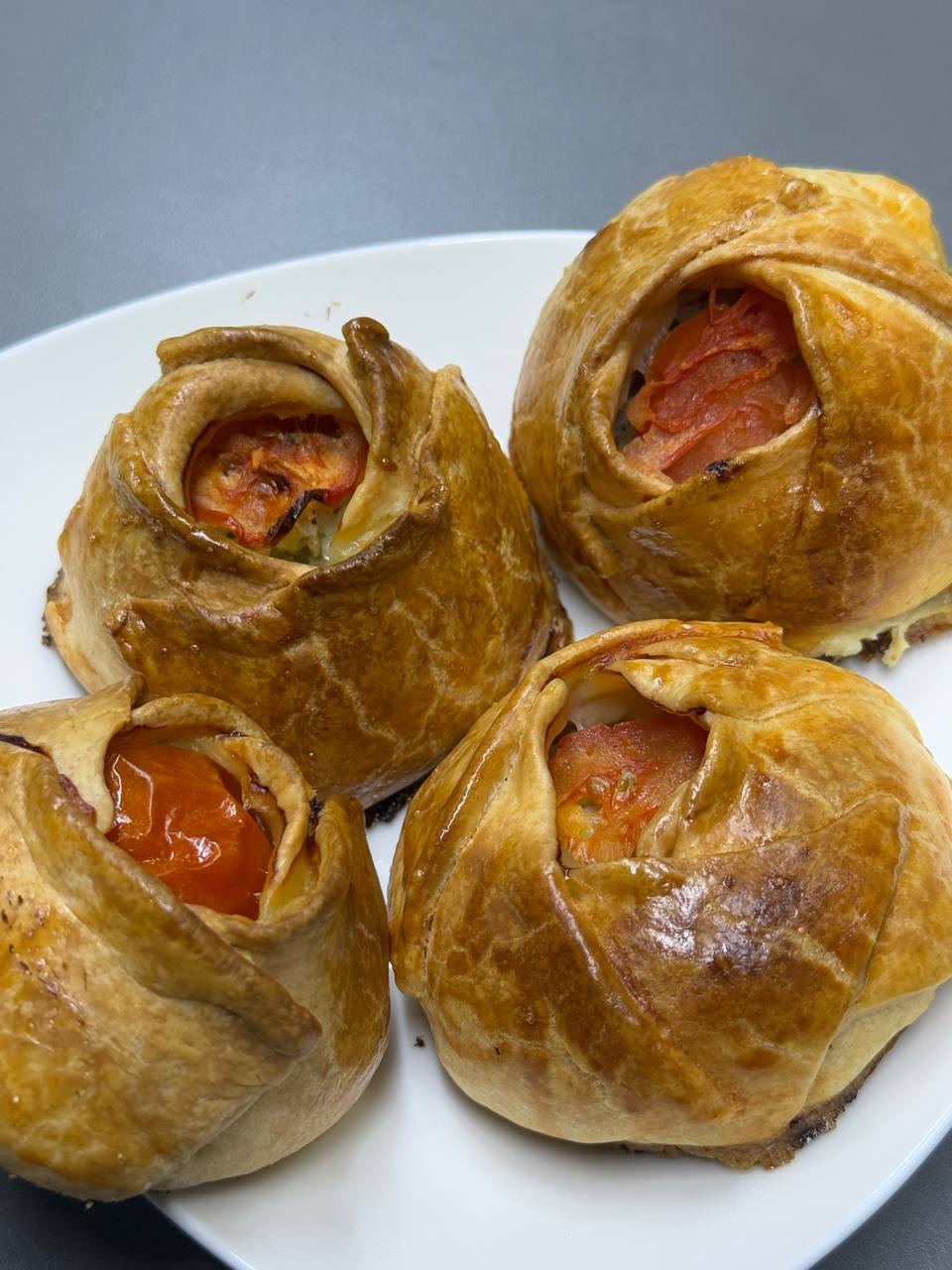 Самса с курицей и с  помидором.