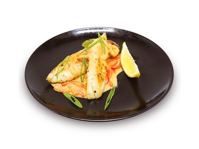 Морской окунь с овощами в кокосовом молоке