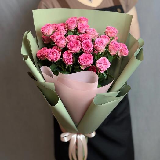 Букет из кустовой пионовидной розы