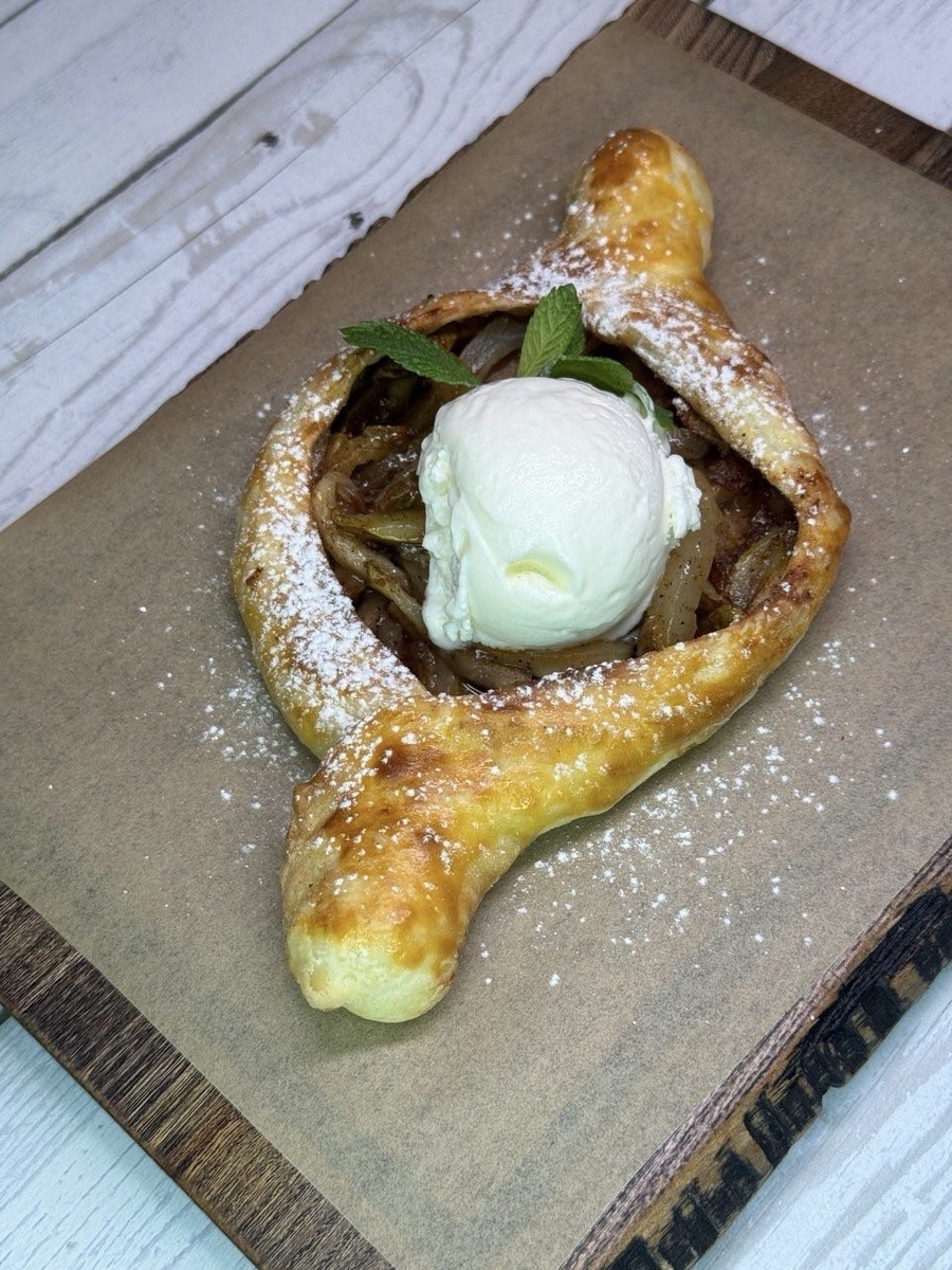 Штрудель по-грузински с грушей и мороженым