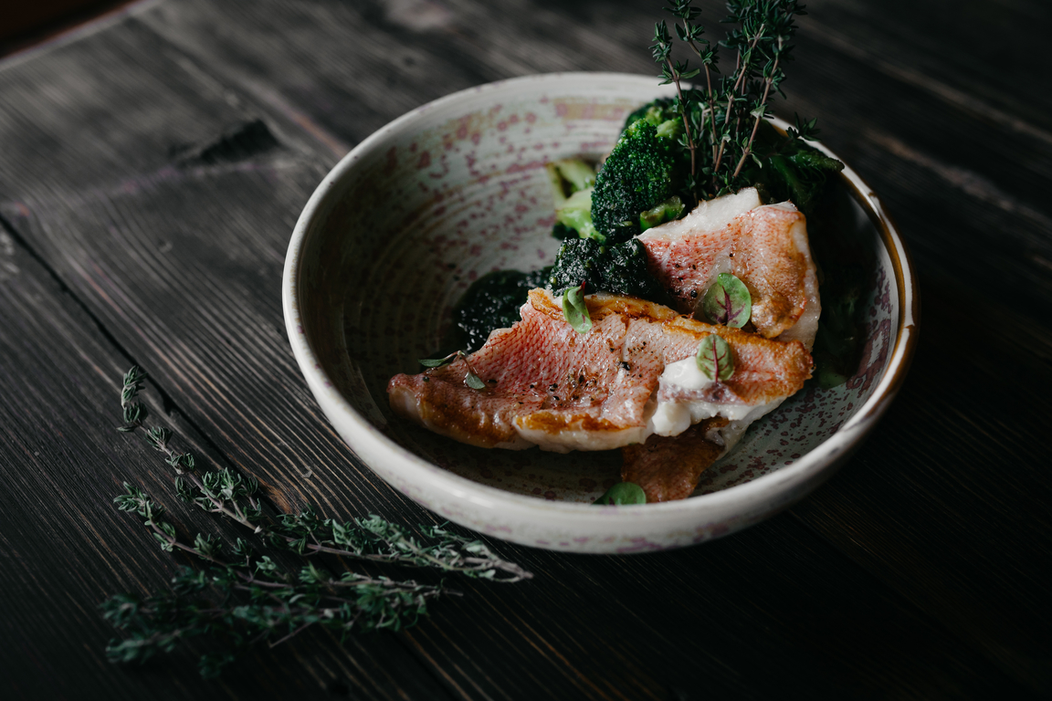 Морской окунь с овощами