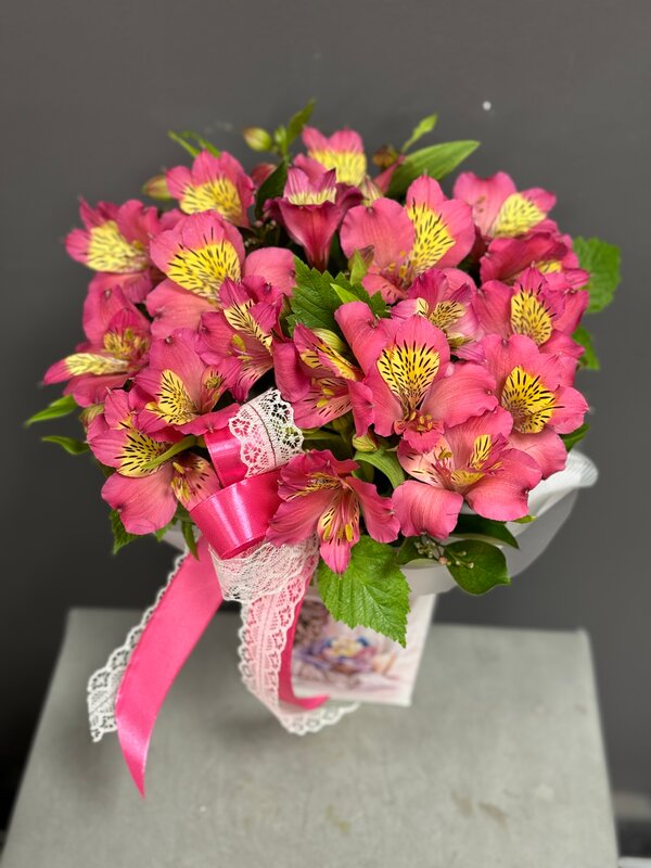 Коробка из 7 розовых альстромерий с рускусом