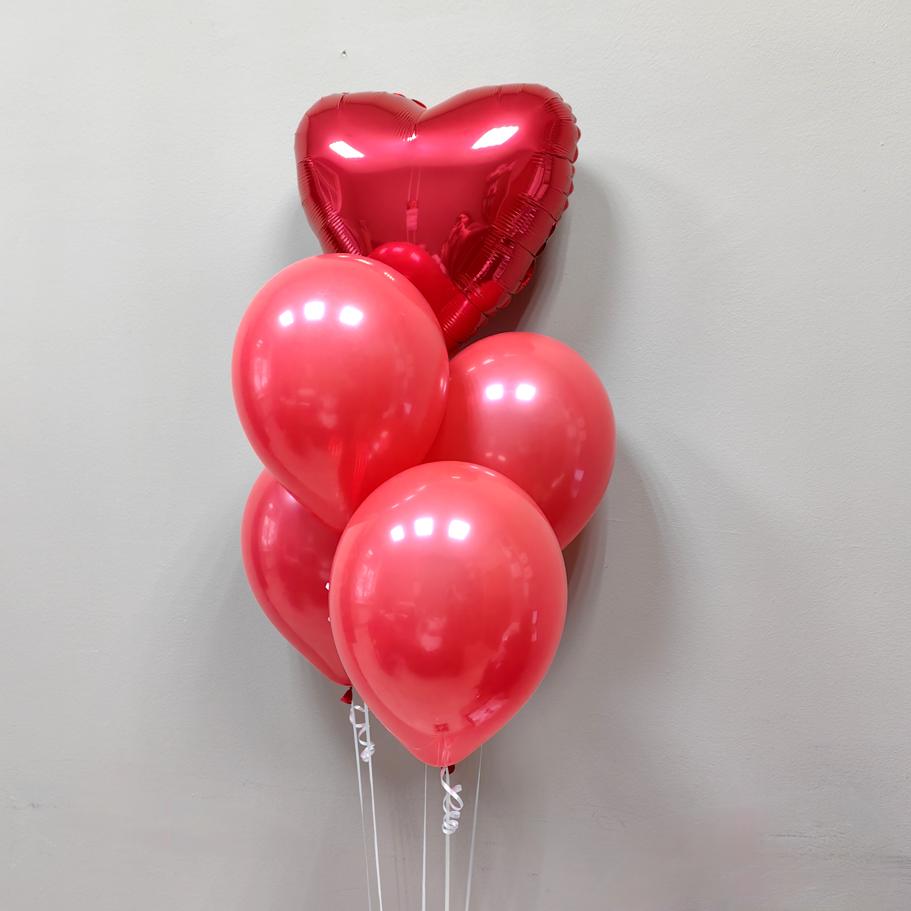Фонтан из 5 красных шаров с гелием