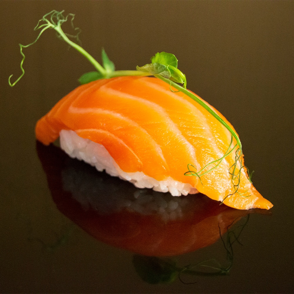 Суши с лососем