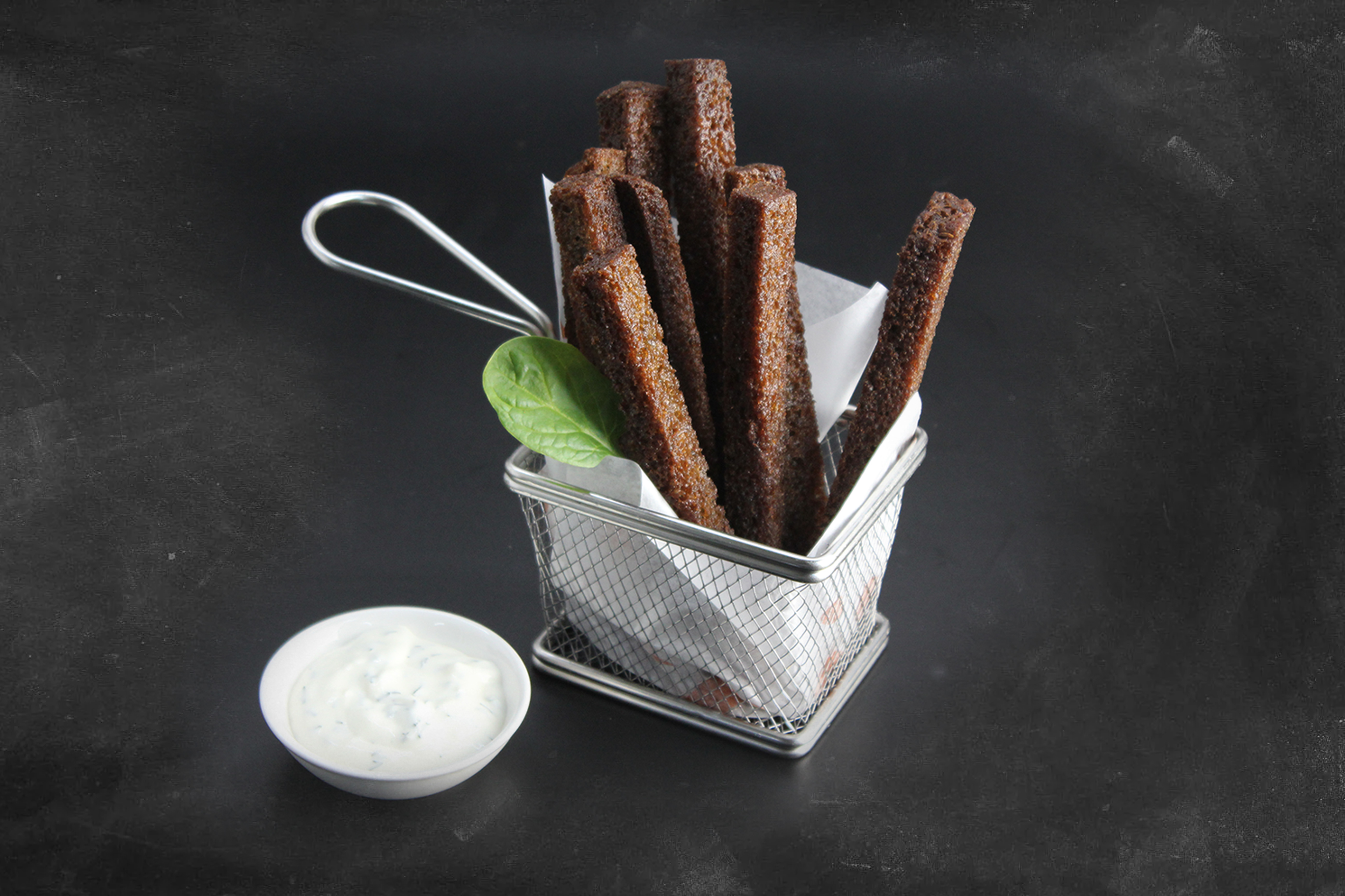 БОРОДИНСКИЕ ГРЕНКИ С СОУСОМ РАНЧ