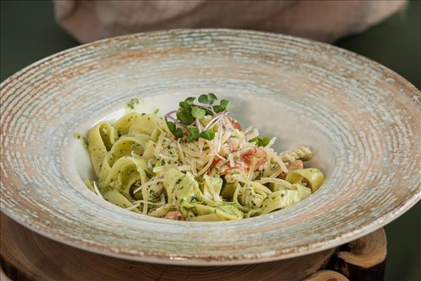 Паста с курицей и соусом песто