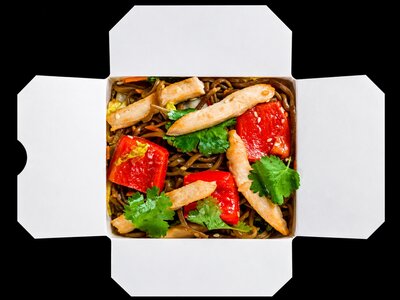 По-китайски вок с курицей и с лапшой соба