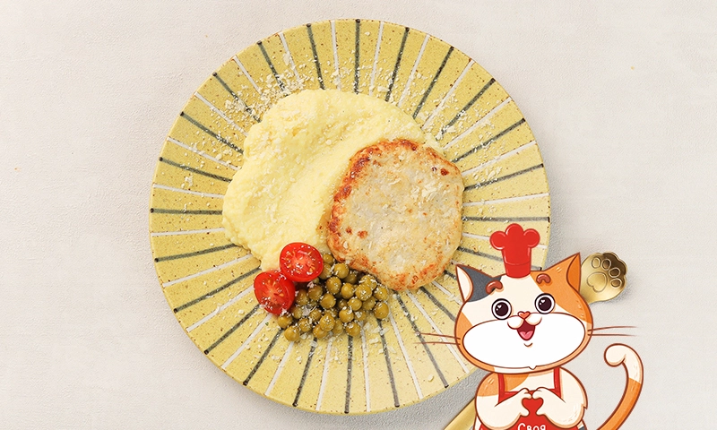 Нежная куриная котлетка с сыром и пюре