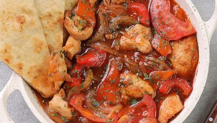 Курица по-мексикански с тортильей