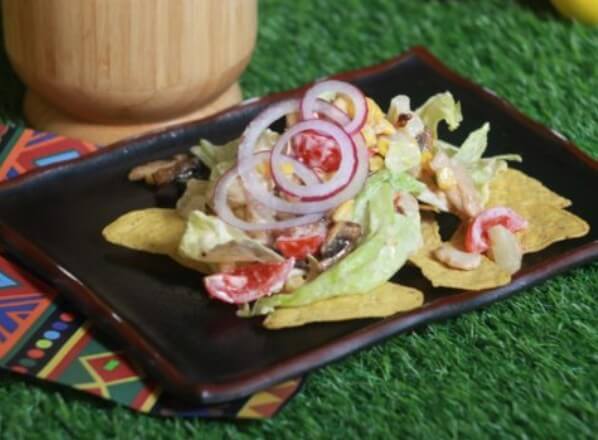 Салат с курицей и ананасом