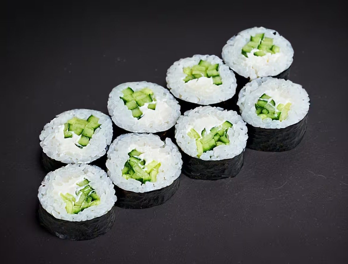 Ролл с огурцом и сливочным сыром