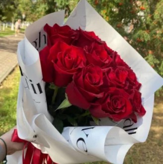 11 бордовых роз в стильной упаковке