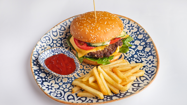 Бургер с говяжьей котлетой