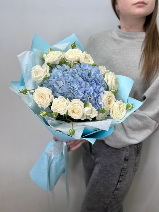 Голубая гортензия с кустовыми белыми пионовидными розами