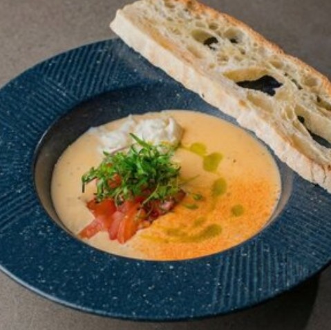 Сырный суп с томатами и беконом