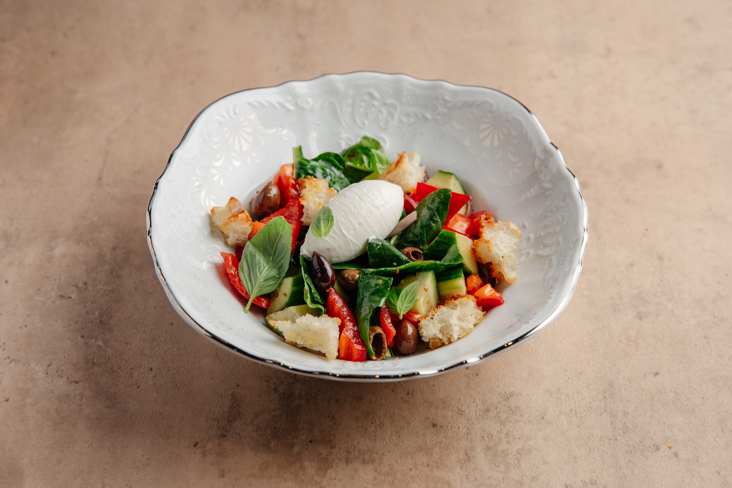 Греческий салат с узбекскими  томатами и кремом из феты 