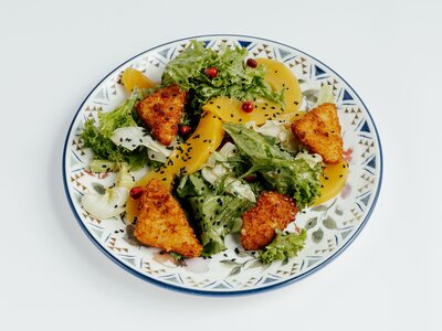 Салат с персиком и жареным сулугуни