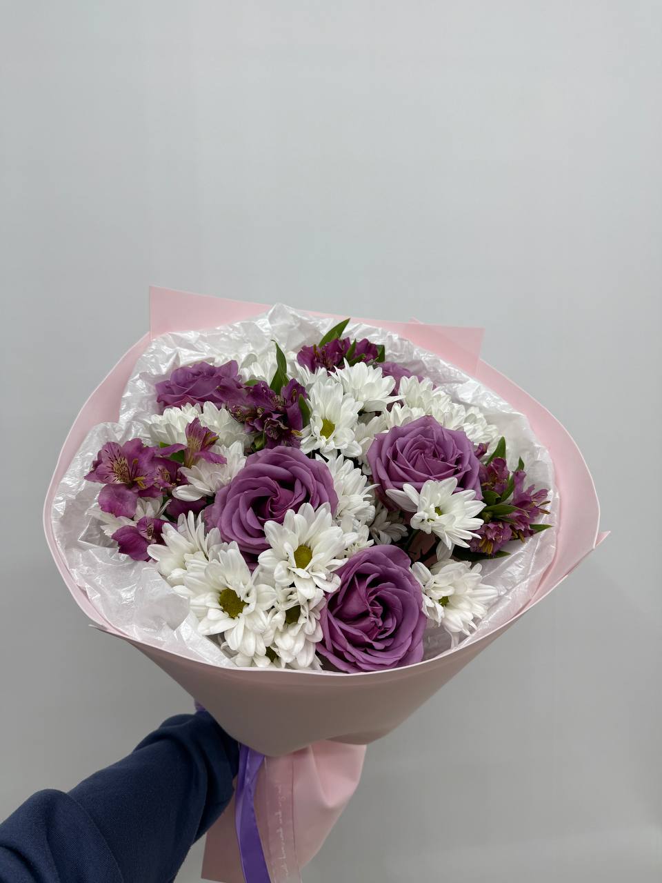 Букет с розами и хризантемой