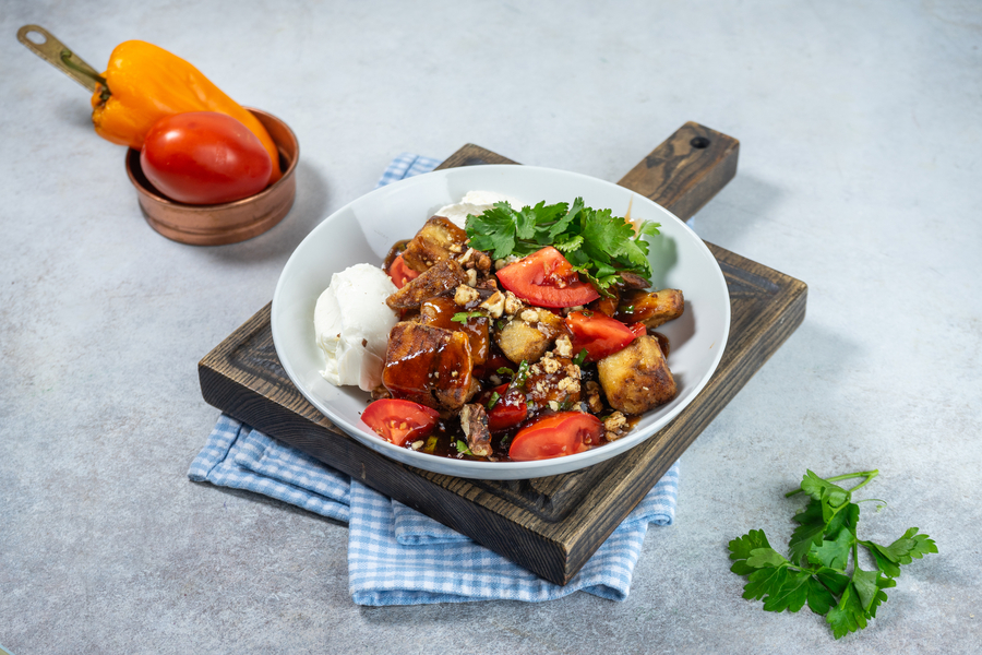 Салат с хрустящими баклажами и творожным сыром