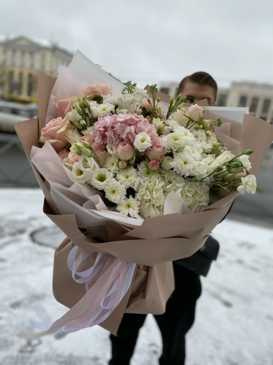 Большой пышный нежный букет