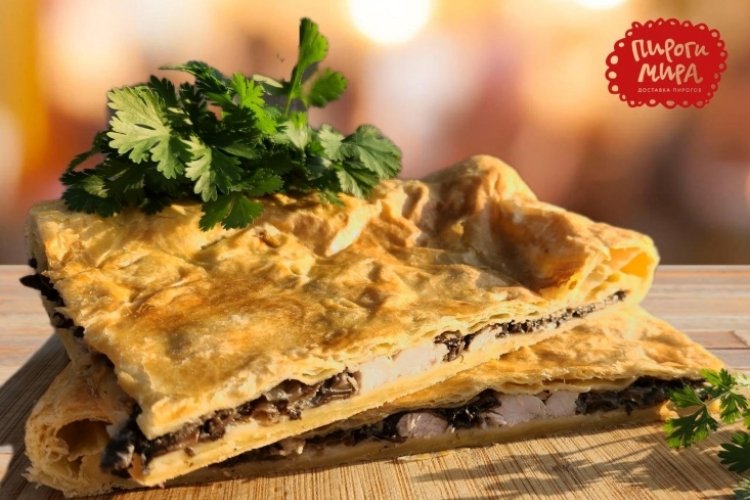 Слоеный пирог с грибами и курицей