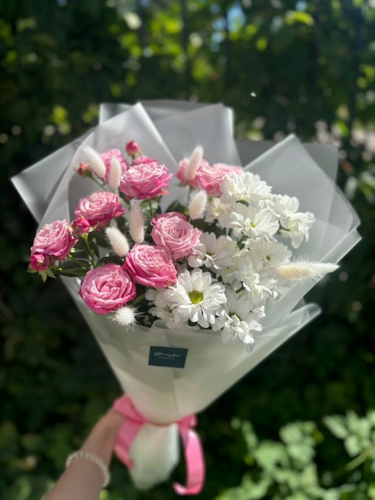 Расклешенный букет из кустовых роз, ромашковых хризантем и лагуруса