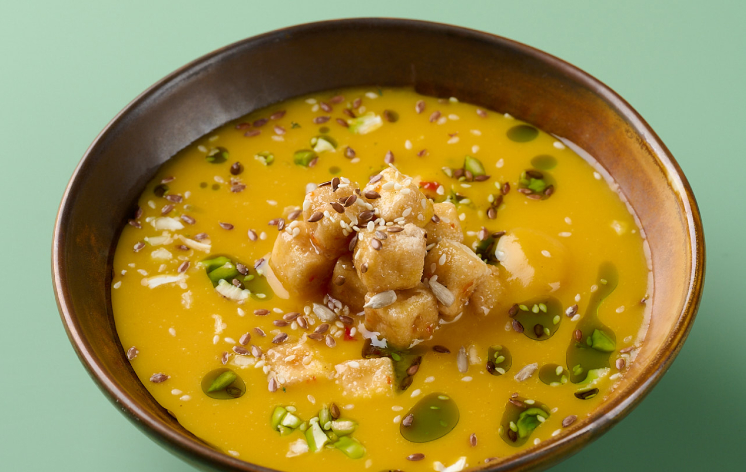 Пряный тыквенный суп с жареным тофу