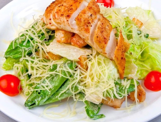 Салат Цезарь с курицей