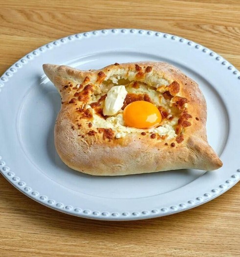 Лодочка по-аджарски с копчёным сыром