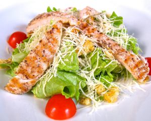Салат Цезарь с курицей