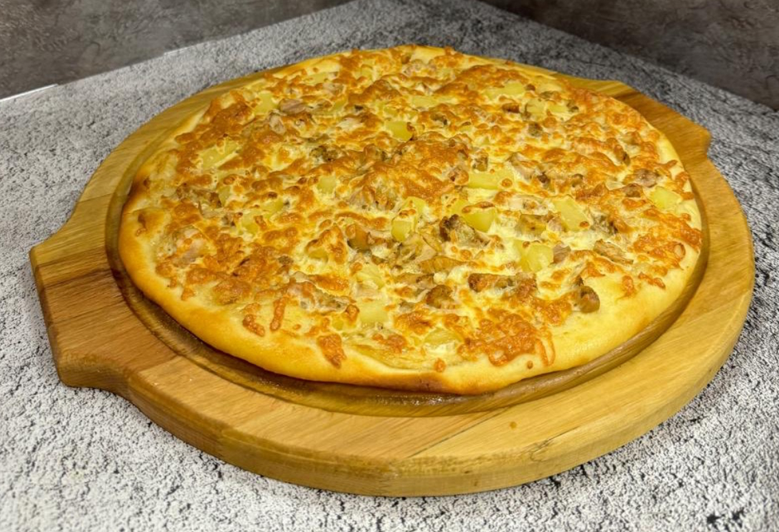 Пицца с курицей и ананасом