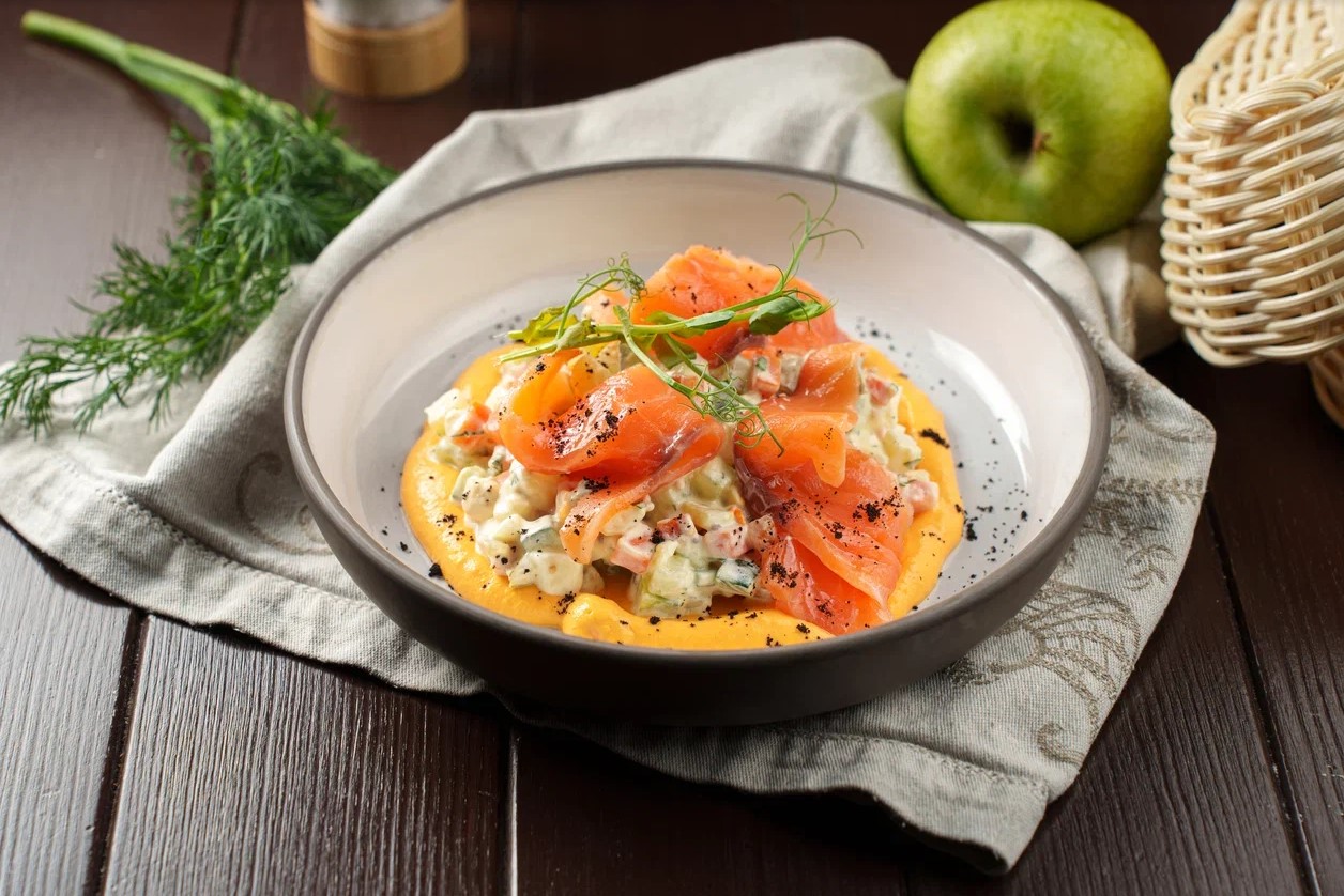 Салат Оливье с семгой