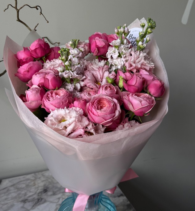 Составной букет с пионовидной кустовой розой