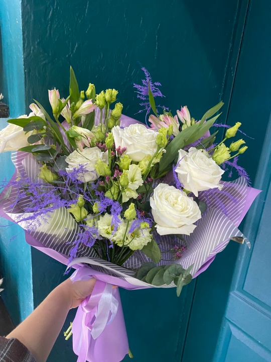 Букет белых роз, эустомы, альстромерий, эвкалипта и аспарагуса