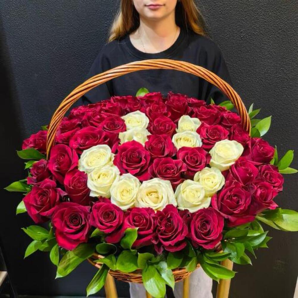 Корзина с белыми и красными розами (код 193)